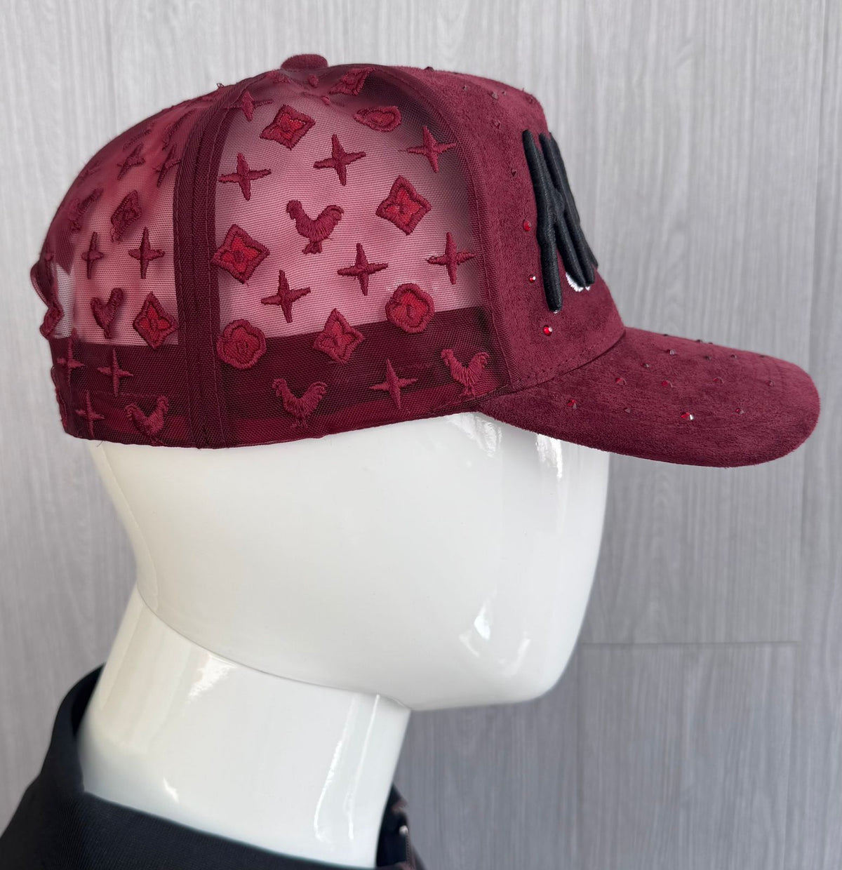 GORRA MALLA LV  DISTINTOS ESTILOS